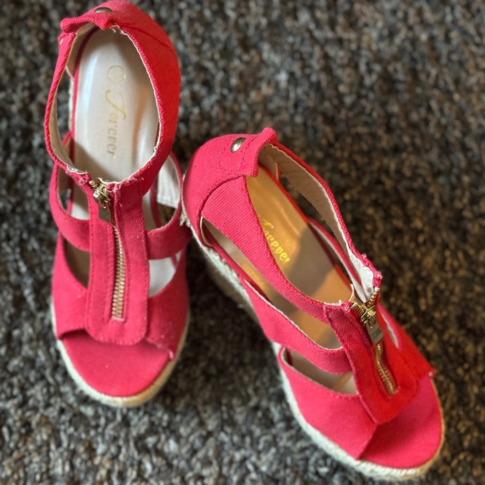 NEW ♥️ Gorgeous front zip Wedge style Heel with Gold trim - Picture 2 of 5